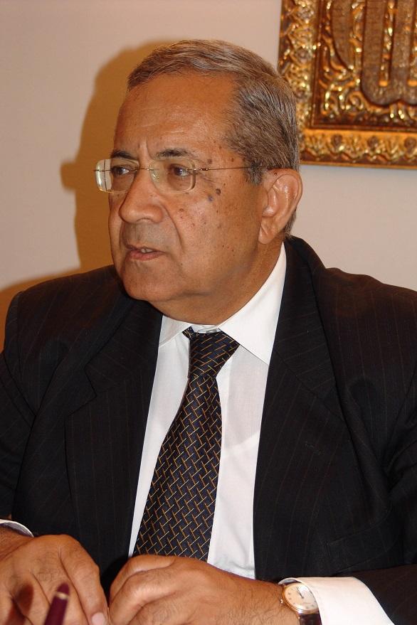 رجل يرتدي نظارتين