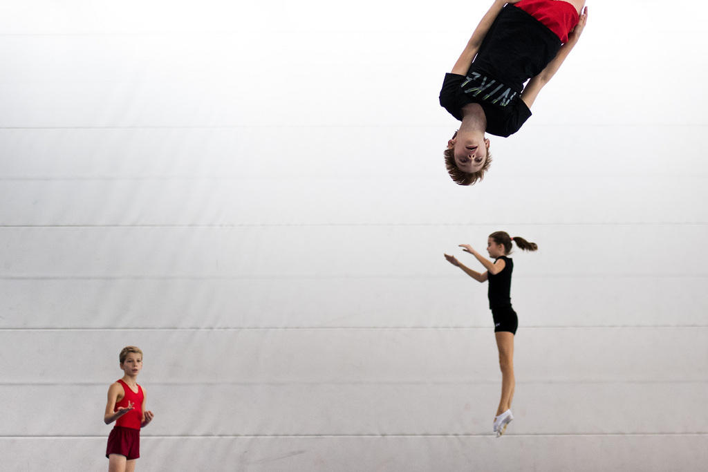 Kinder auf dem Trampolin