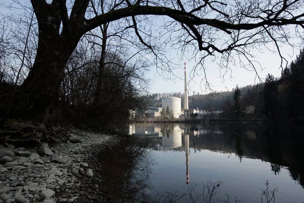 Blick über die Aare auf das AKW-Mühleberg