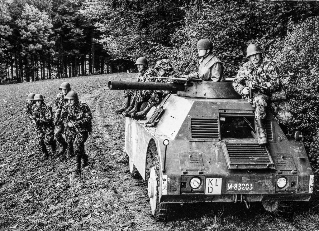 soldati svizzeri su un carro armato nel 1967