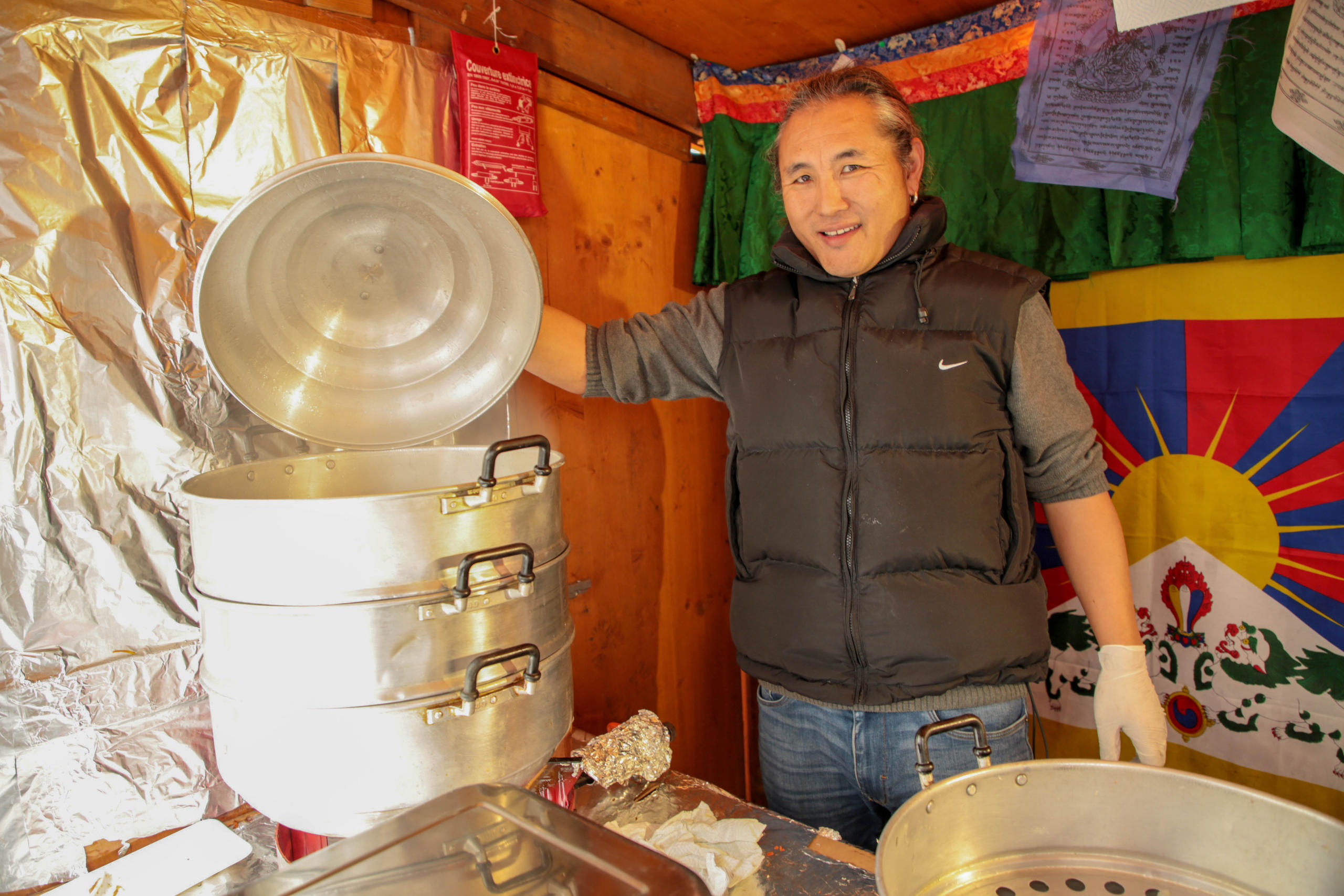 رجل من التبت يُظهر ماذا يُوجد في وعاء له