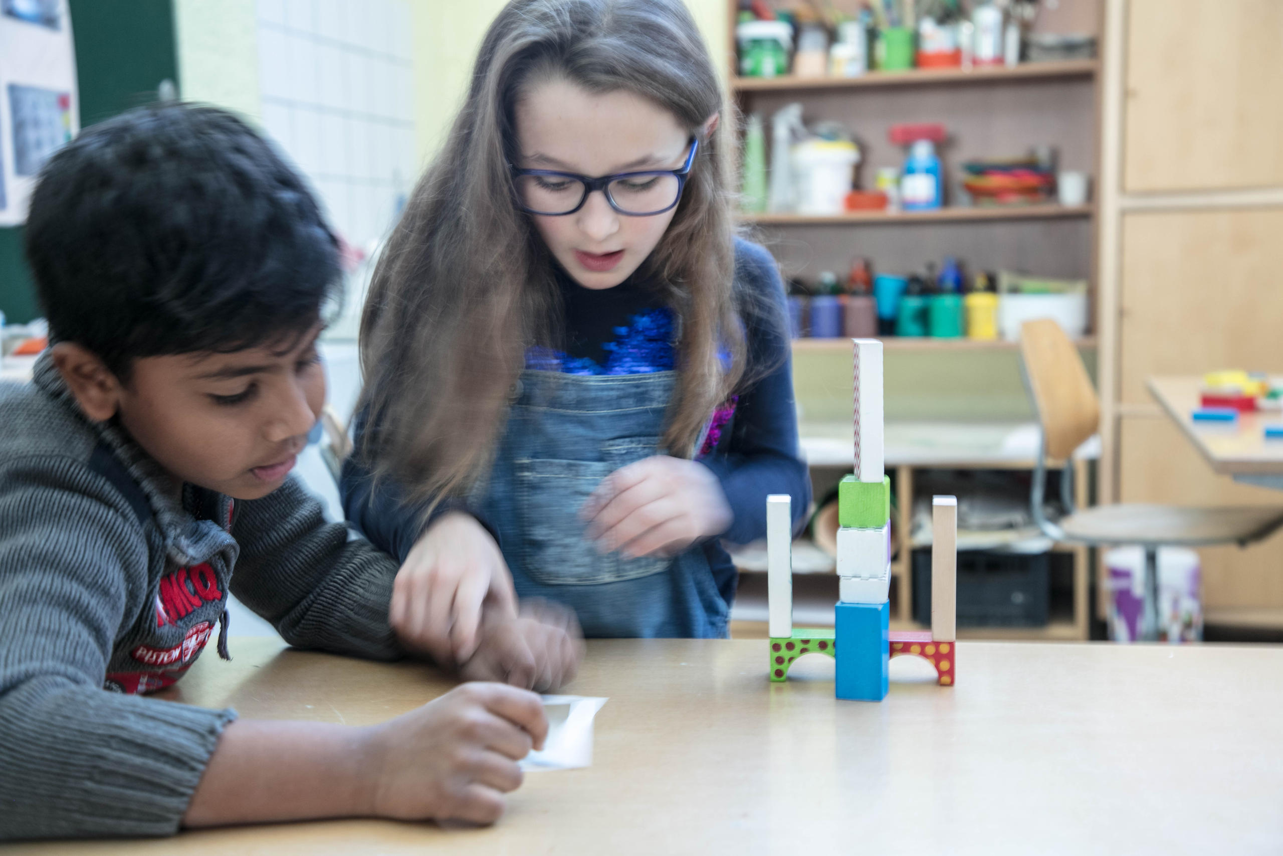 Kinder im Schulzimmer