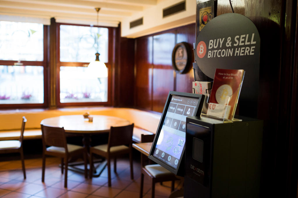 Sportello automatico di compravendita di bitcoin in un locale pubblico di San Gallo-