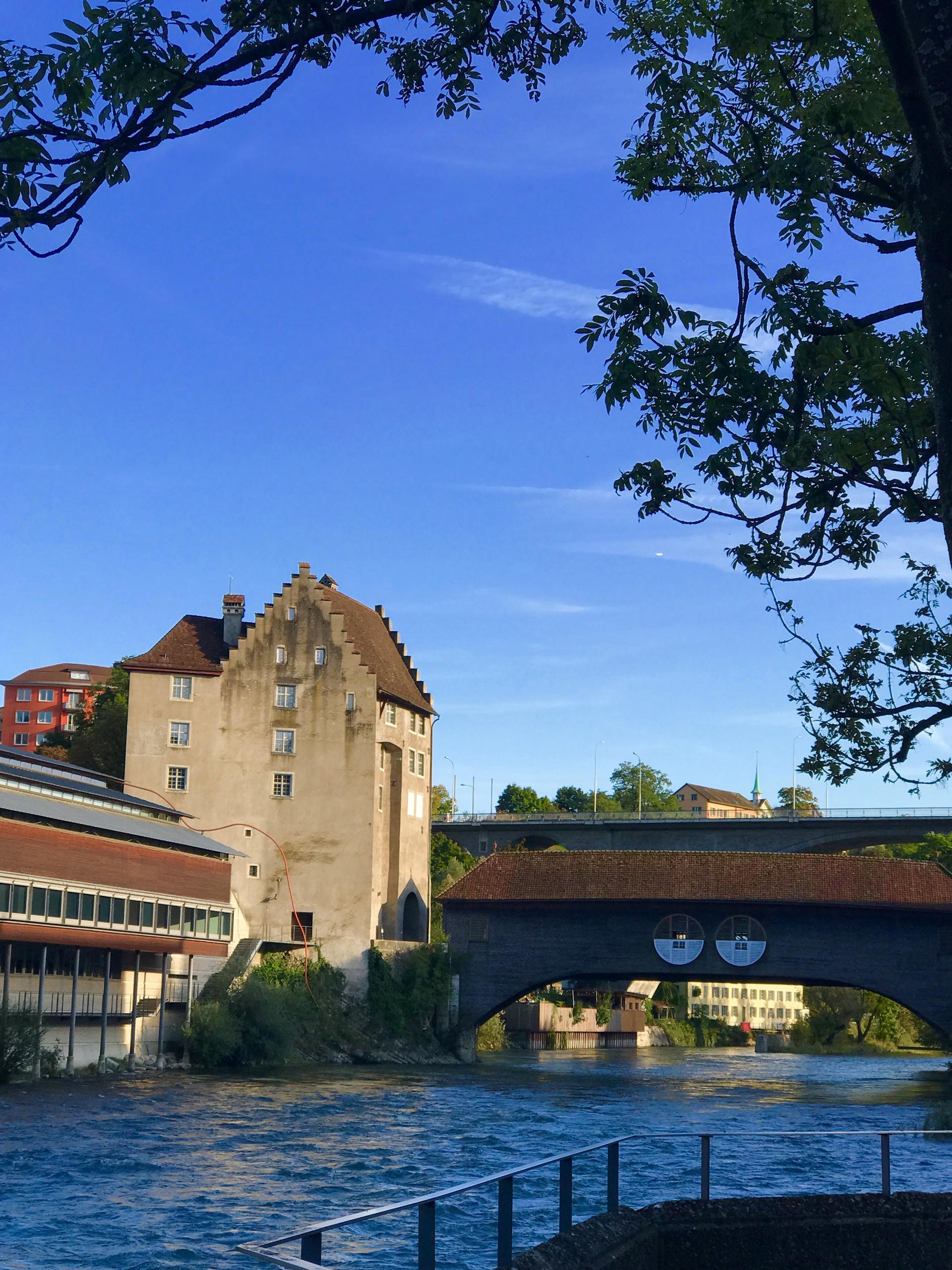 巴登(Baden)，有座古老的木廊桥，横跨在湍急的利马特河上。走在略显黑暗的廊桥里边，有种与历史对话的厚重感。