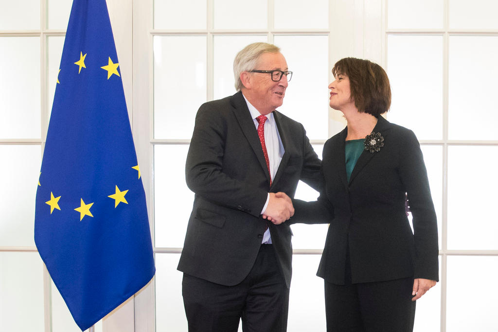 Jean-Claude Juncker und Doris Leuthard schütteln Hände