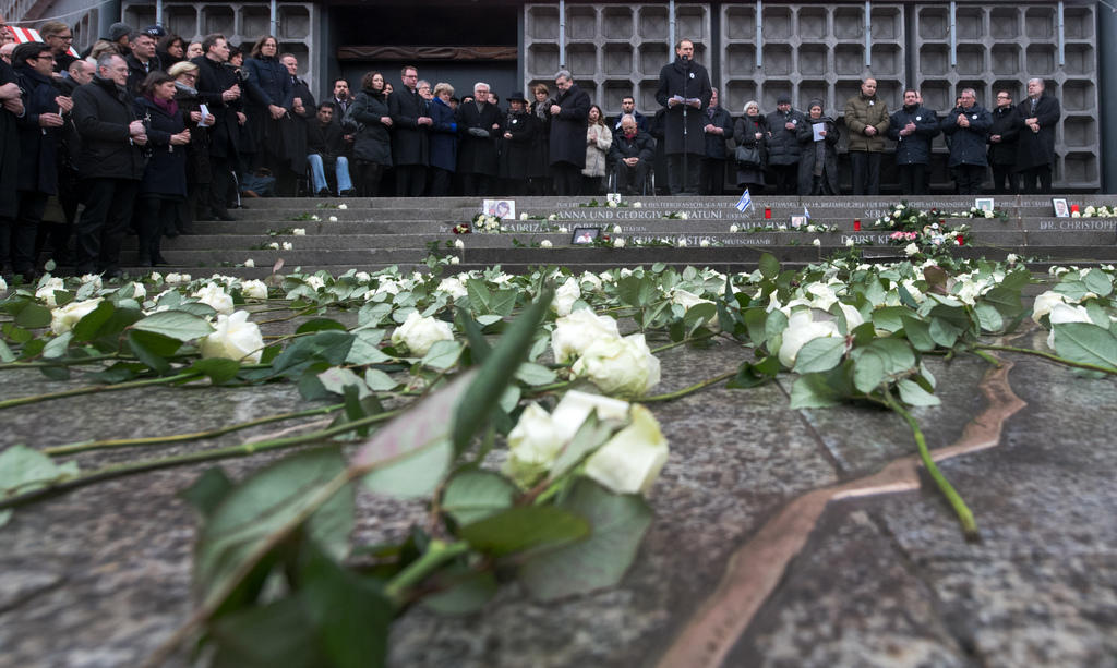 monumento e folla radunata davanti alla chiesa della memoria a berlino per ricordare le vittime dell attentato