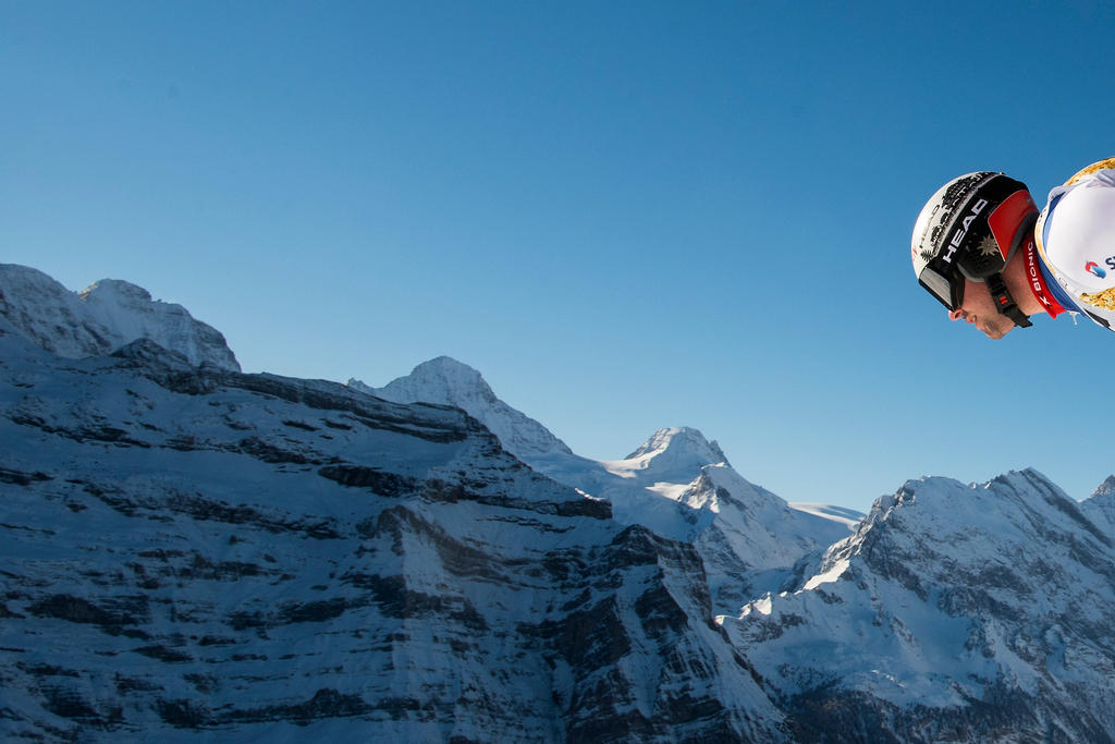 بيات فويتس، البطل السويسري في التزحلق على المنحدرات الجليدية يستعد للإنطلاق في السباق