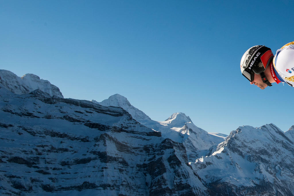 Beat Feuz umgeben von Bergen