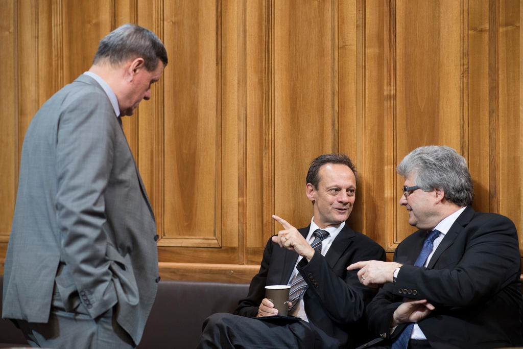 Le député PDC Stefan Engler, entouré de deux autres parlementaires