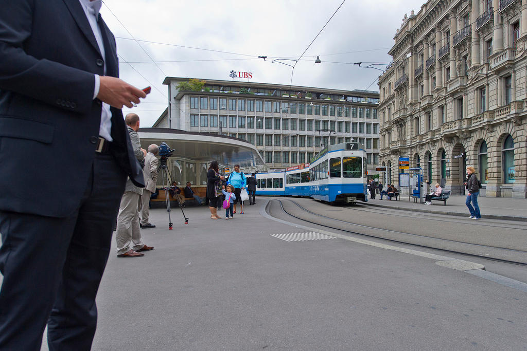 Homem de negócios na Paradeplatz de Zurique
