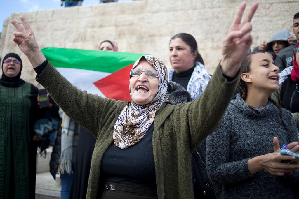 Donna anziana protesta a Gerusalemme Est contro la decisione di Trump di riconoscere la città santa quale capitale israliana