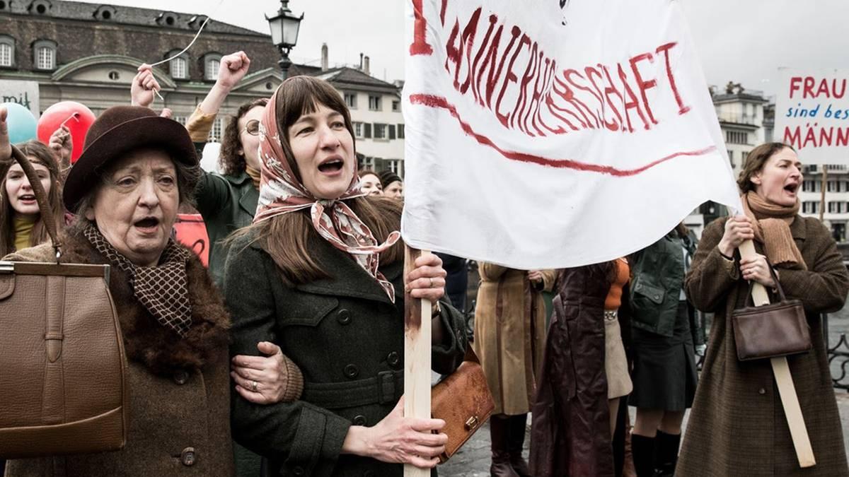 Frauen demonstrieren für Frauenstimmrecht