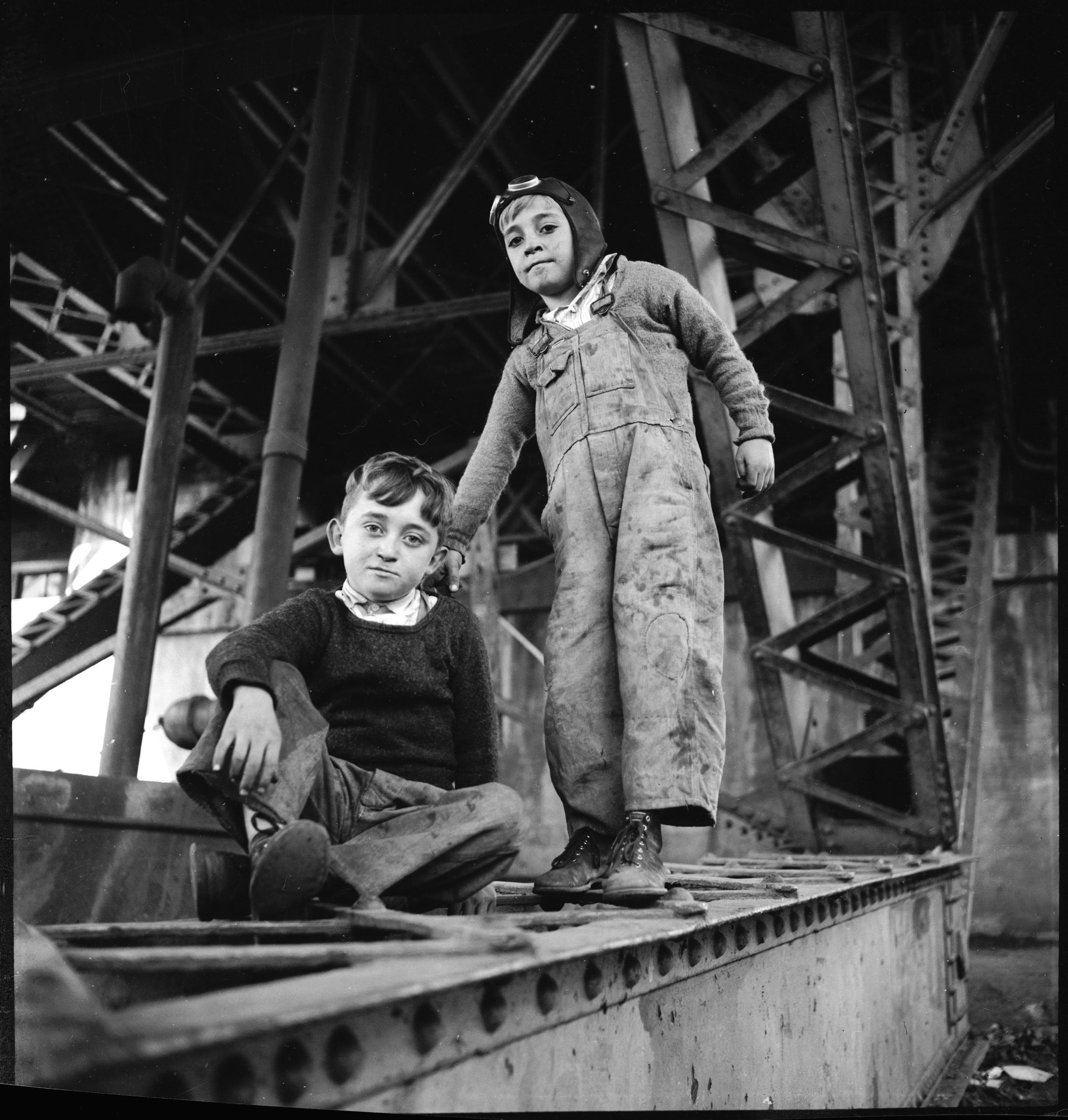 Zwei Jungen auf einer Stahlkonstruktion in Knoxville, Tennessee