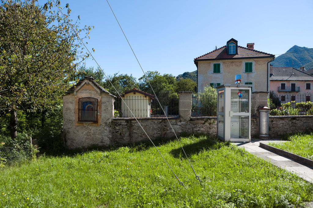 кабина на улице перед старинным зданием