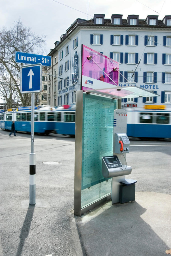 チューリヒの公衆電話にはデジタル版電話帳が備えられている