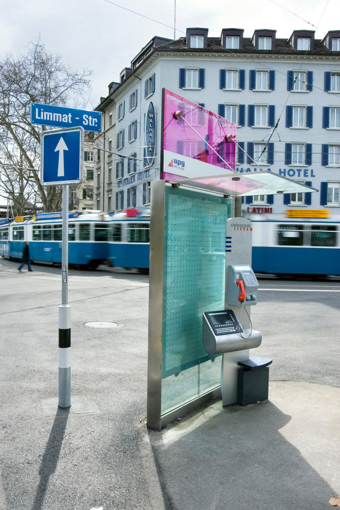 telefono pubblico aperto