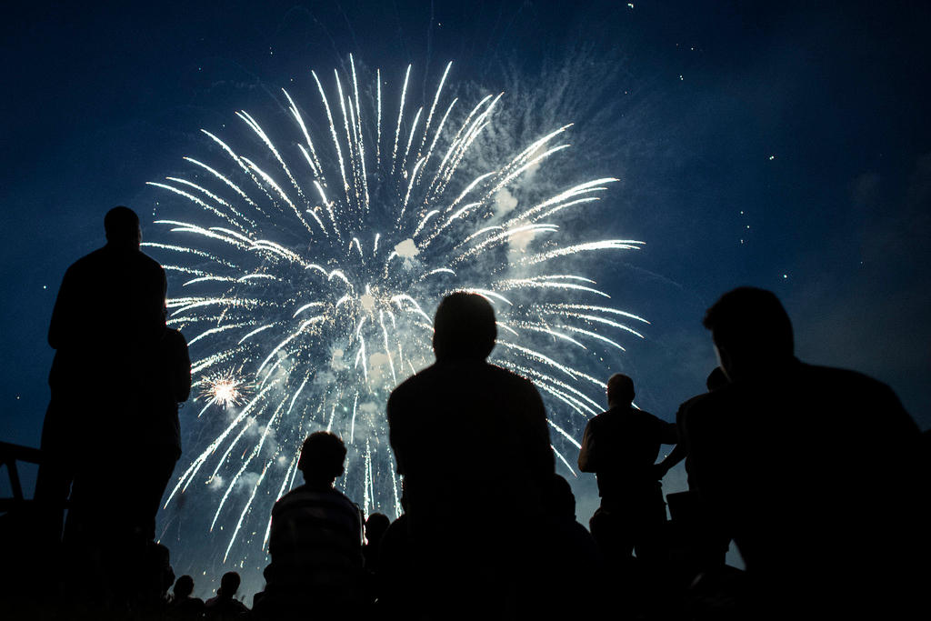 Menschen betrachten ein Feuerwerk