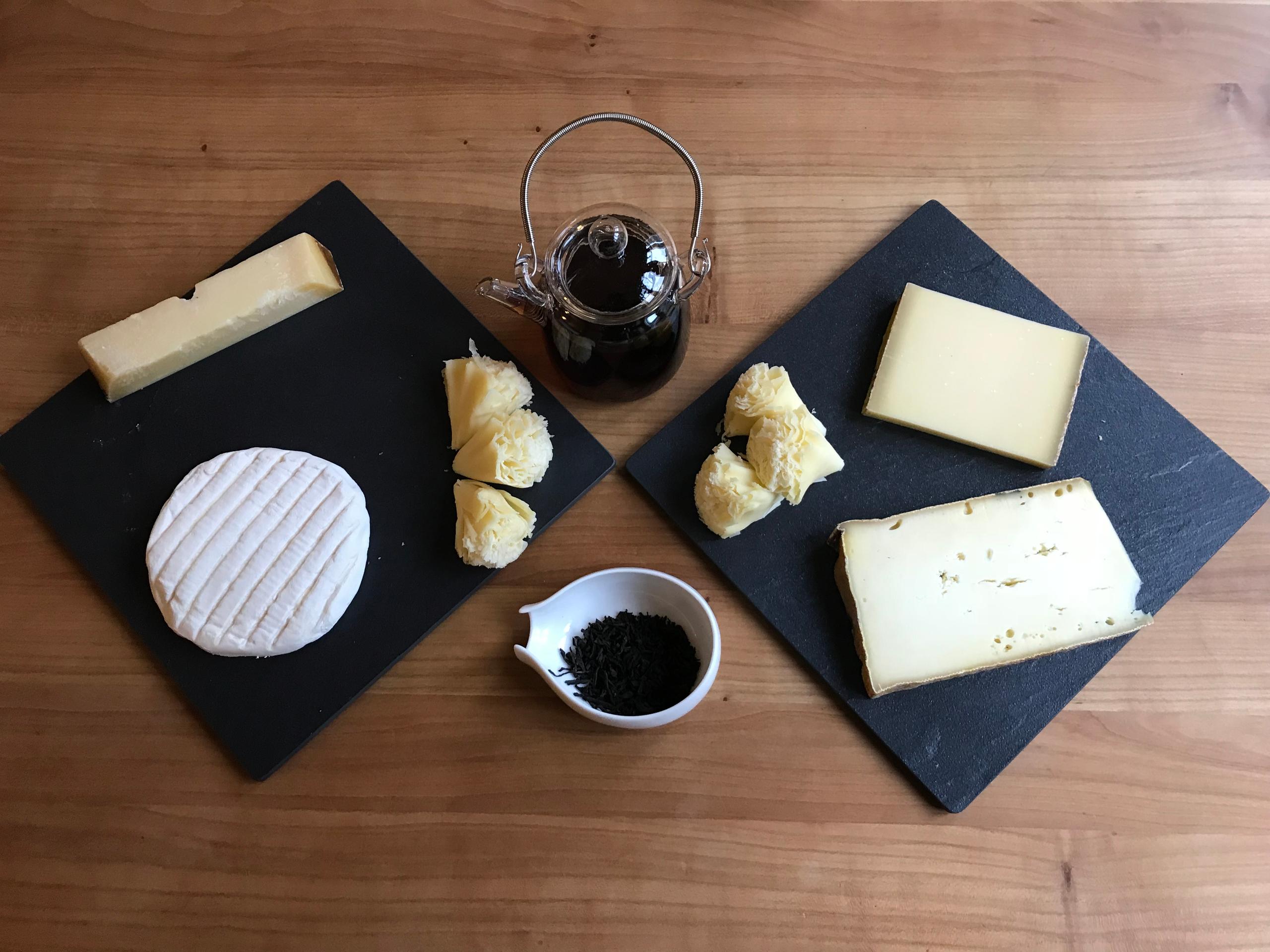 テーブルに並べられたチーズとお茶