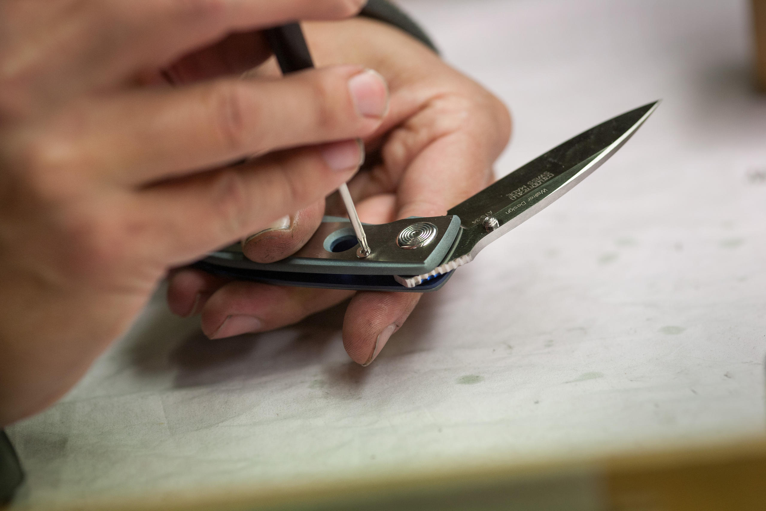 Klappmesser wird zusammengeschraubt