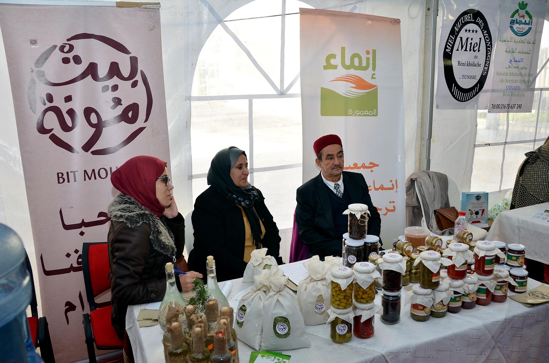 سيدتان ورجل ومنتجات فلاحية محلية تونسية معروضة