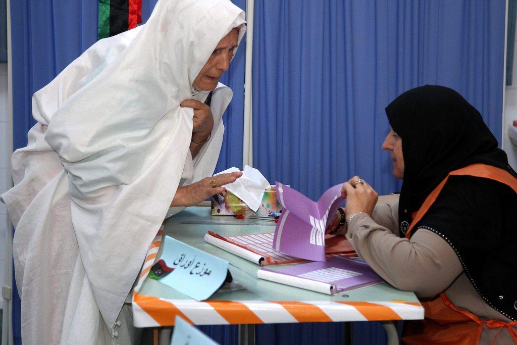 سيدتان في مكتب اقتراع في العاصمة الليبية طرابلس
