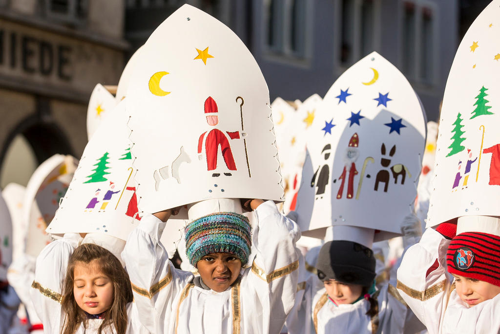 Kinder mit gebastelten Hüten