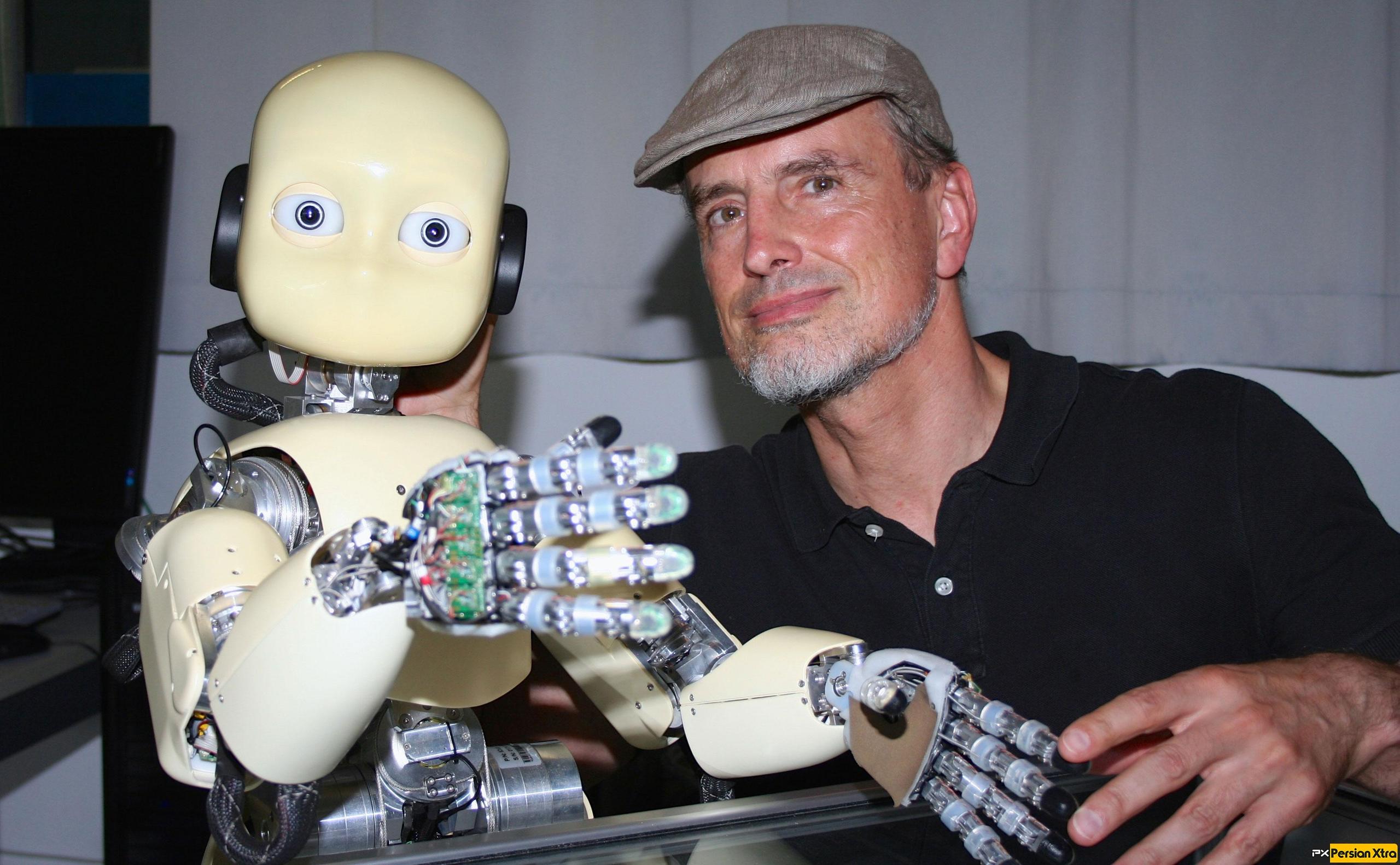 Jürgen Schmidhuber mit Roboter