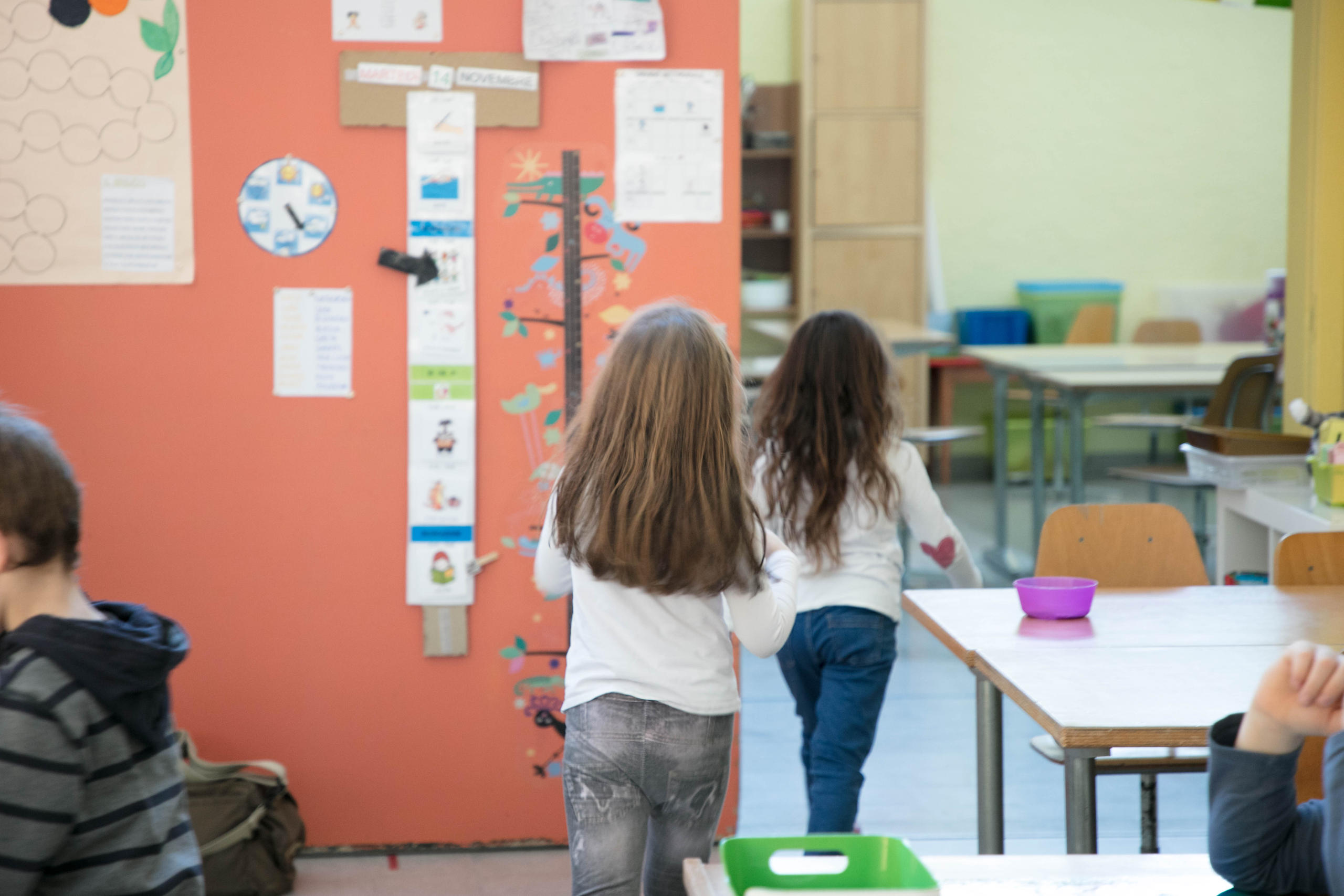 Niñas salen del aula