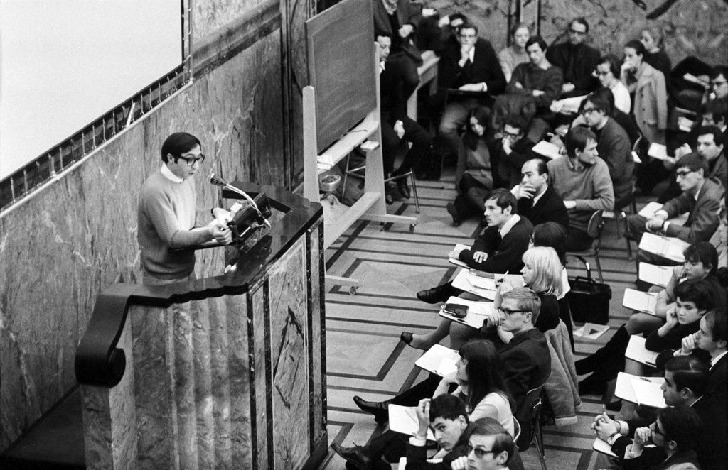 studenti all interno di un auditorio universitario nel 1967