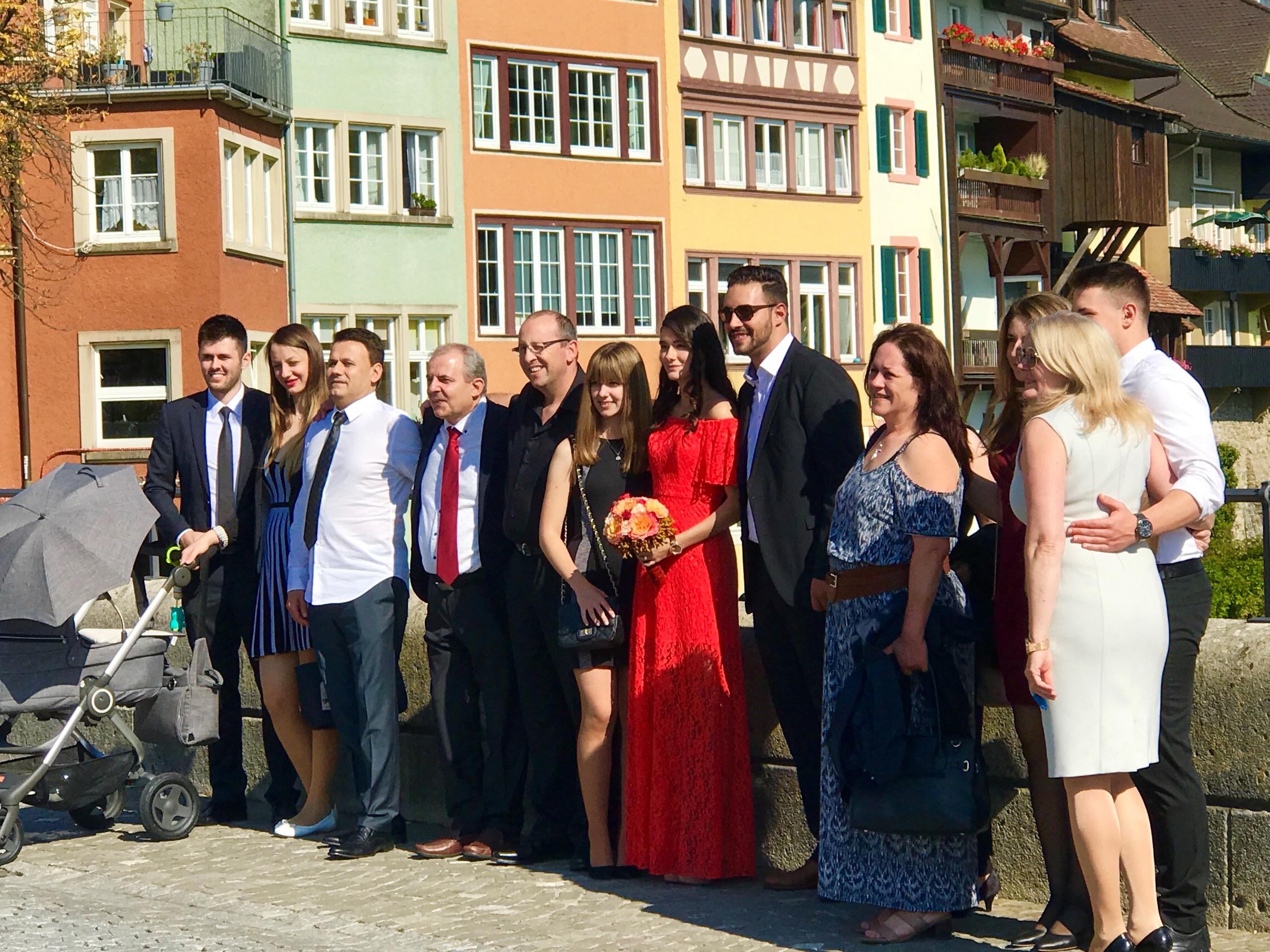 来到瑞士与德国交界的同名姊妹小镇劳芬堡(Laufenburg)，莱茵河一段狭窄处的Rhein石桥让这两座姊妹城市牵起手来。在两国交界的桥上，还目睹了德瑞联姻的一场婚礼。