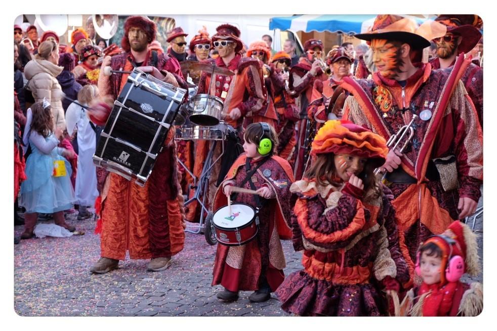 Fasnacht节日狂欢的人们，到处都洋溢着欢笑和喜悦