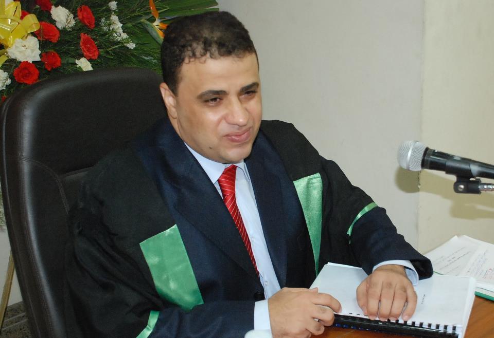 رجل يرتدي ربطة عنق