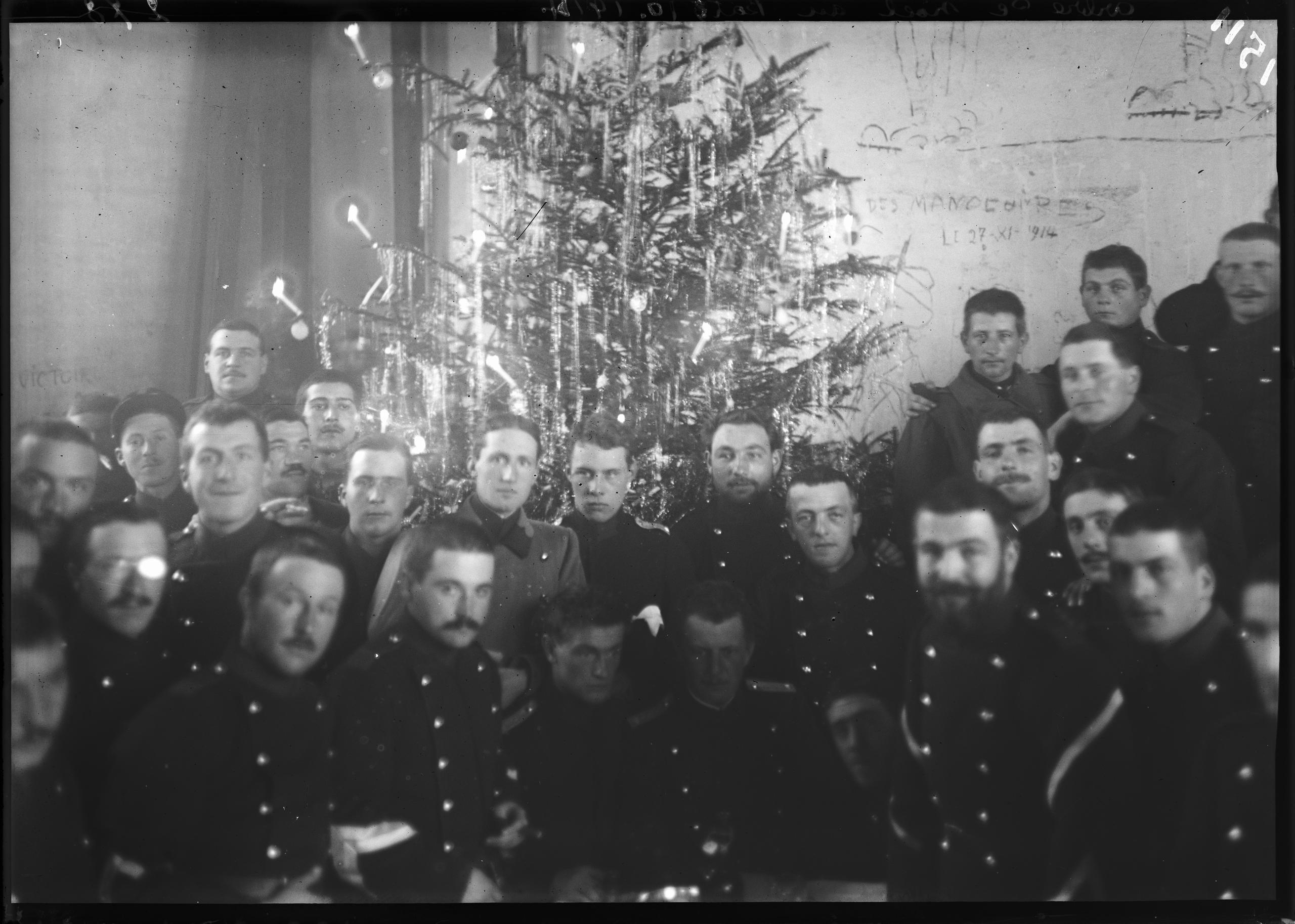 militari di fronte a un albero di natale