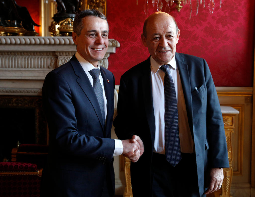 仏ドリアン外相(右)と握手するスイスのイグナツィオ・カシス外相