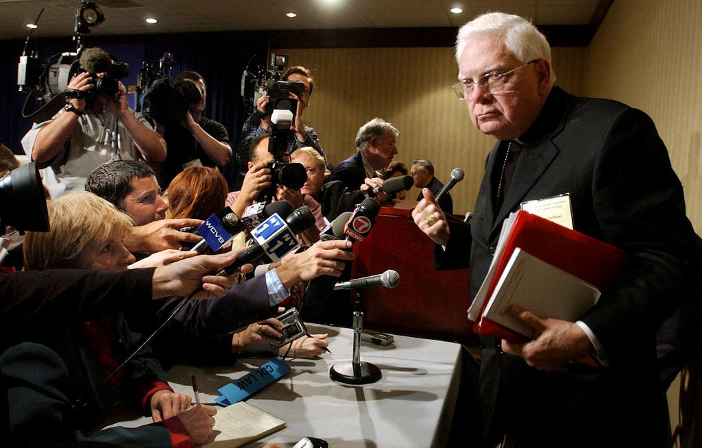 Il cardinale Bernard Law in un immagine del 2002 (conferenza stampa).