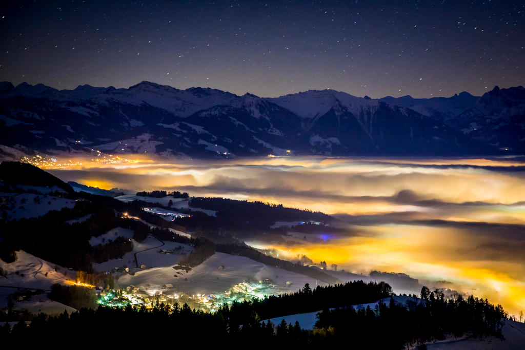 Vue nocturne au dessus de Hinwil.