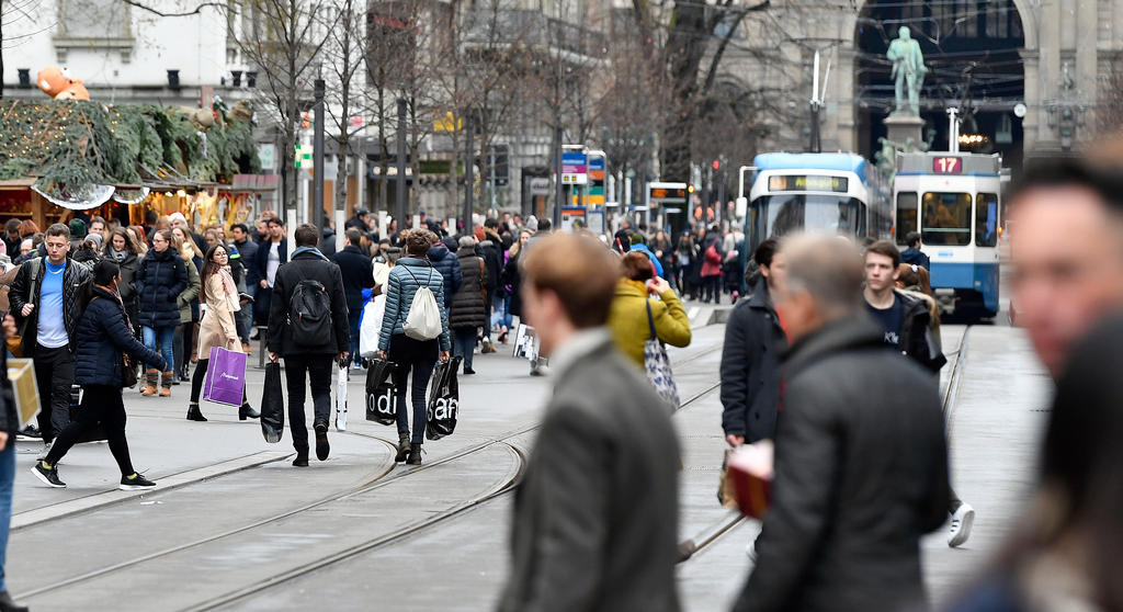 Folla sulla Bahnhofstrasse a Zurigo in un giorno di acquisti (immagine d archivio).