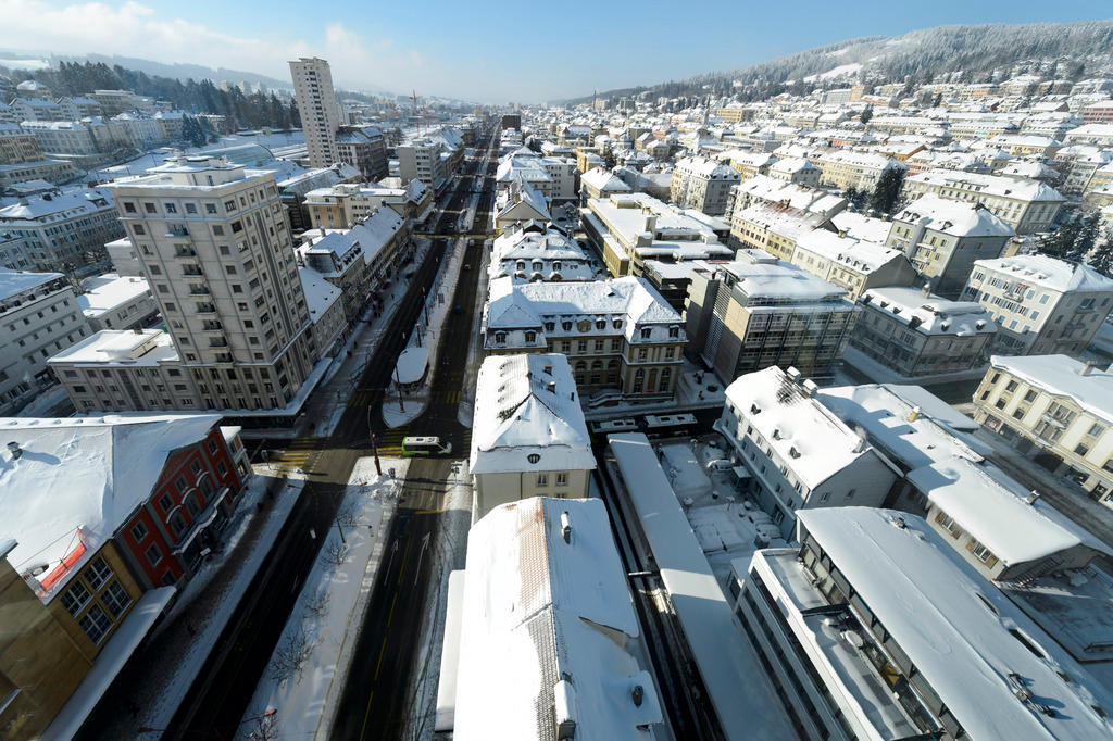 Un immagine dei tetti innevati e delle strade di La Chaux-de-Fonds scattata dalla torre Espacite (archivio)