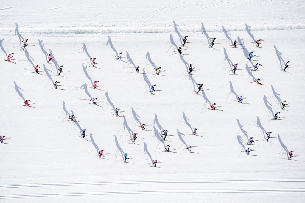 Skifahrer aus der Vogelperspektive