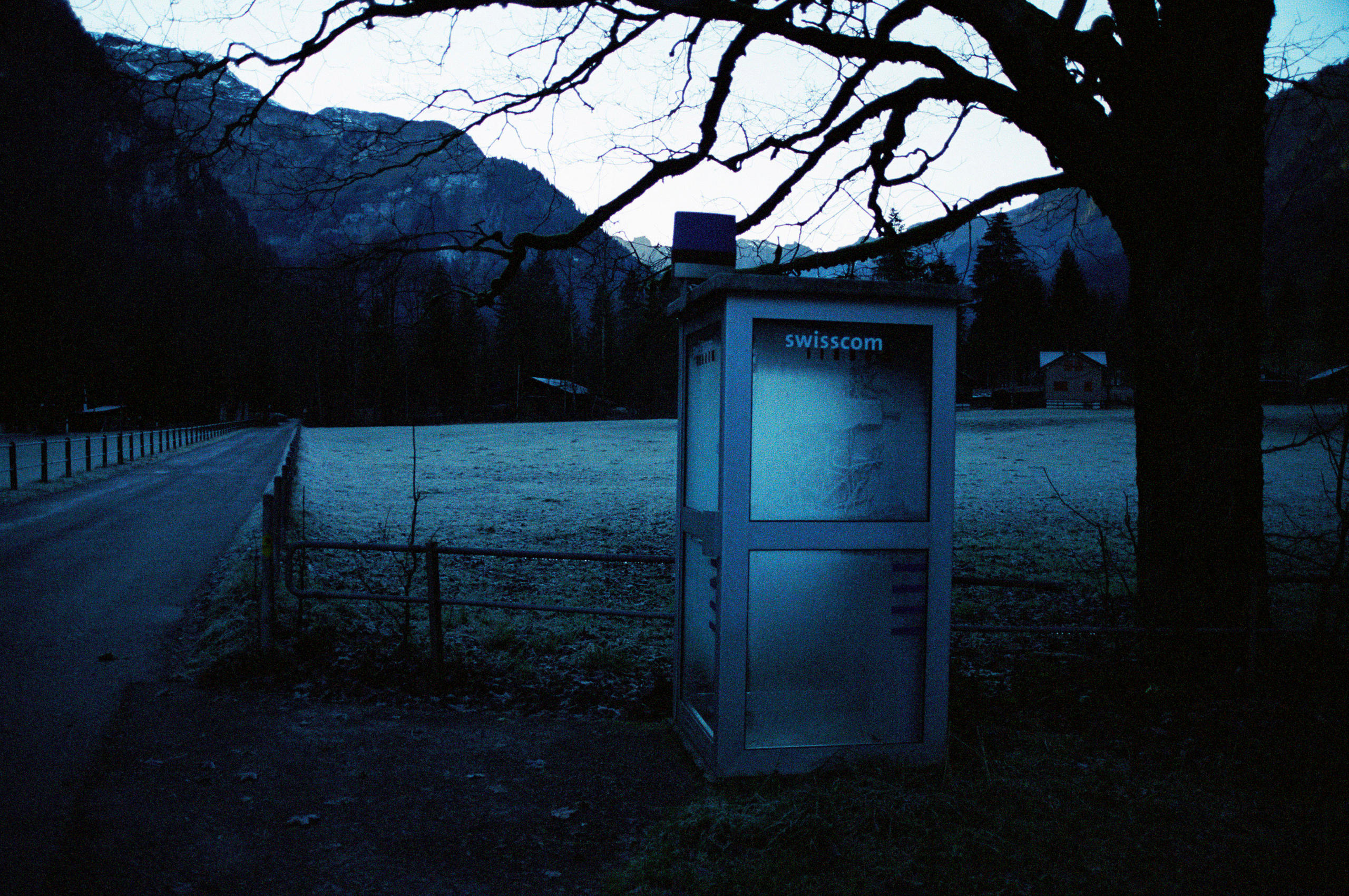 Abendstimmung mit Telefonkabine am See