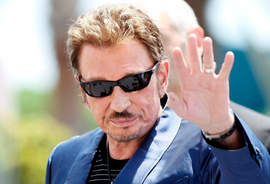 Johnny Hallyday fait un signe d adieux de la main