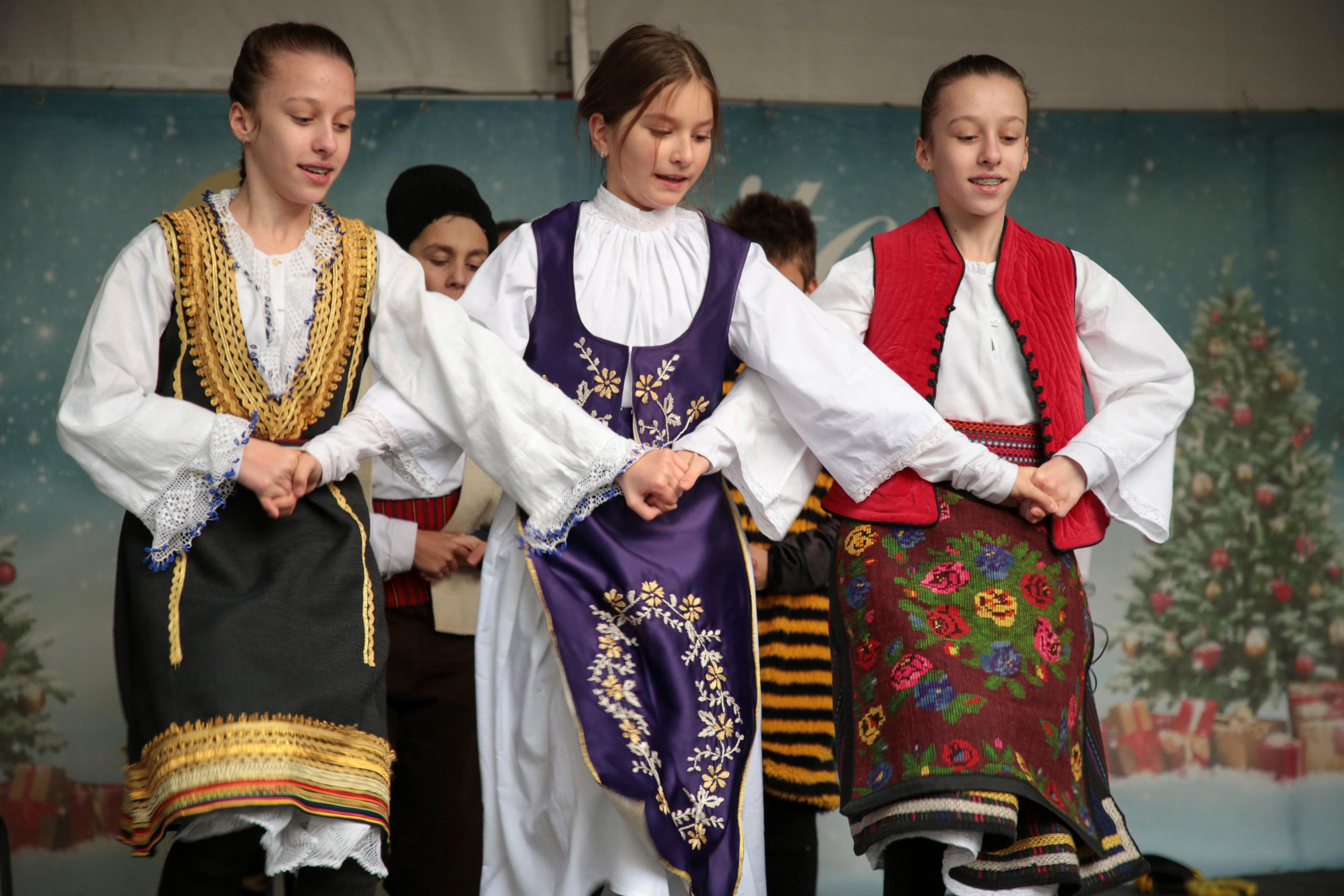 فتيات صربيات يرقصن