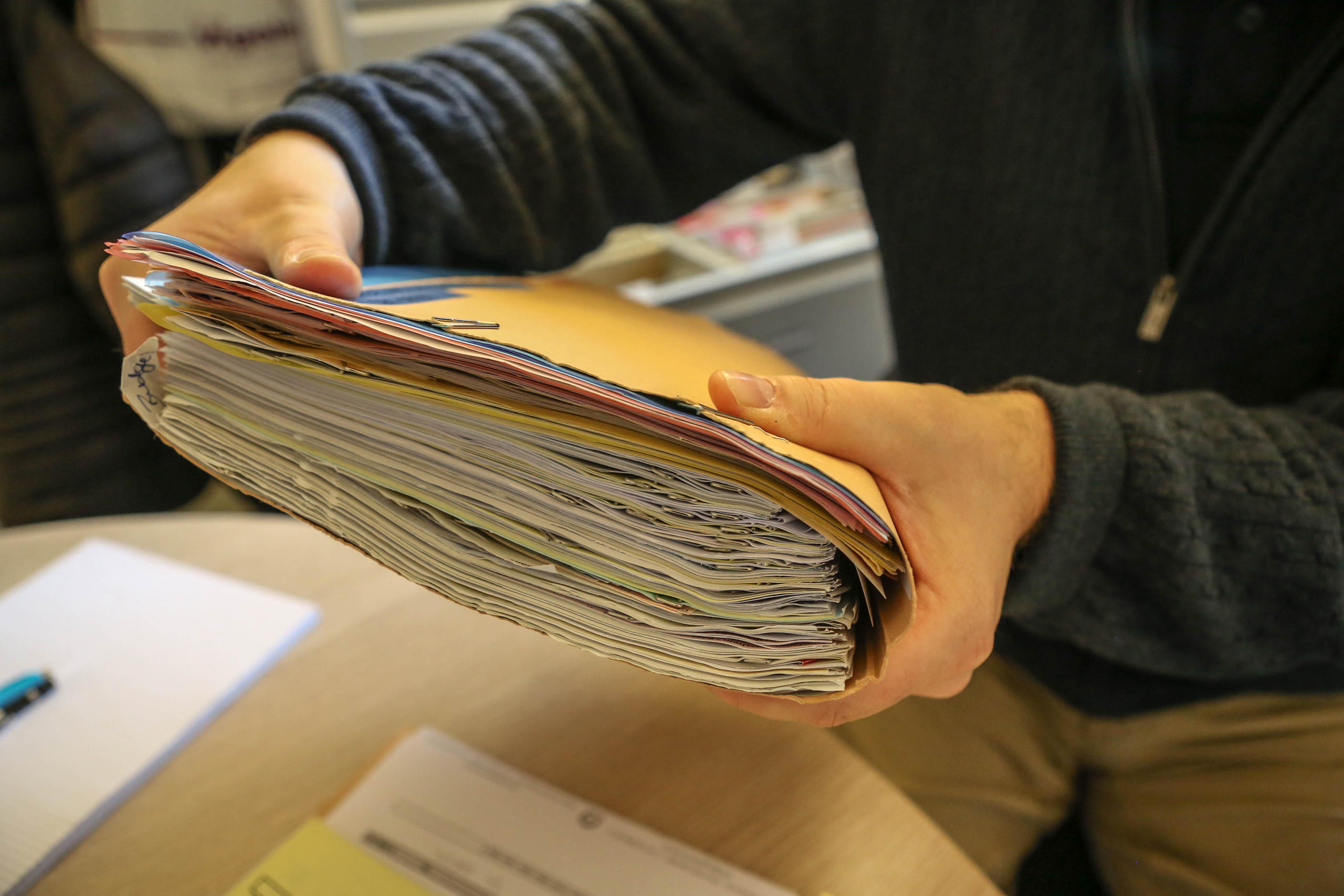 fascicolo con numerosi fogli