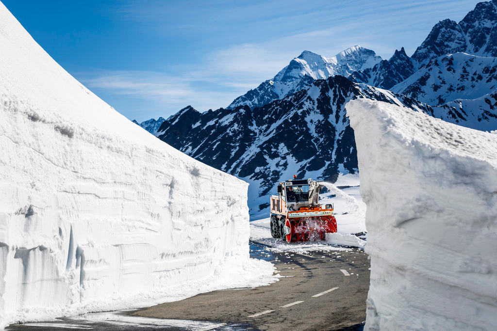 Schneepflug auf der Strasse des Grossen St. Bernhard Passes