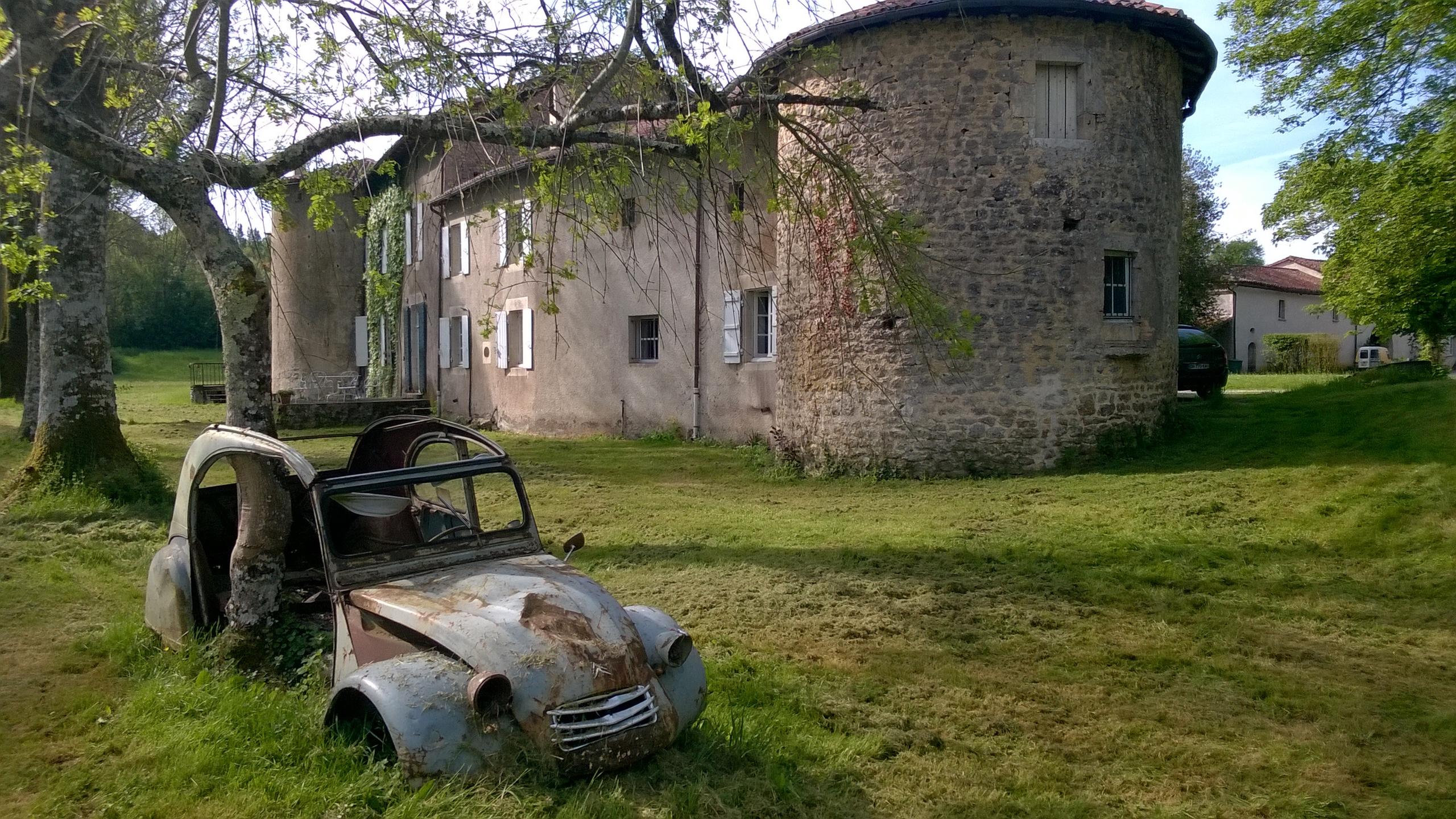 casa de campo y en primer plano un dos caballos en ruinas