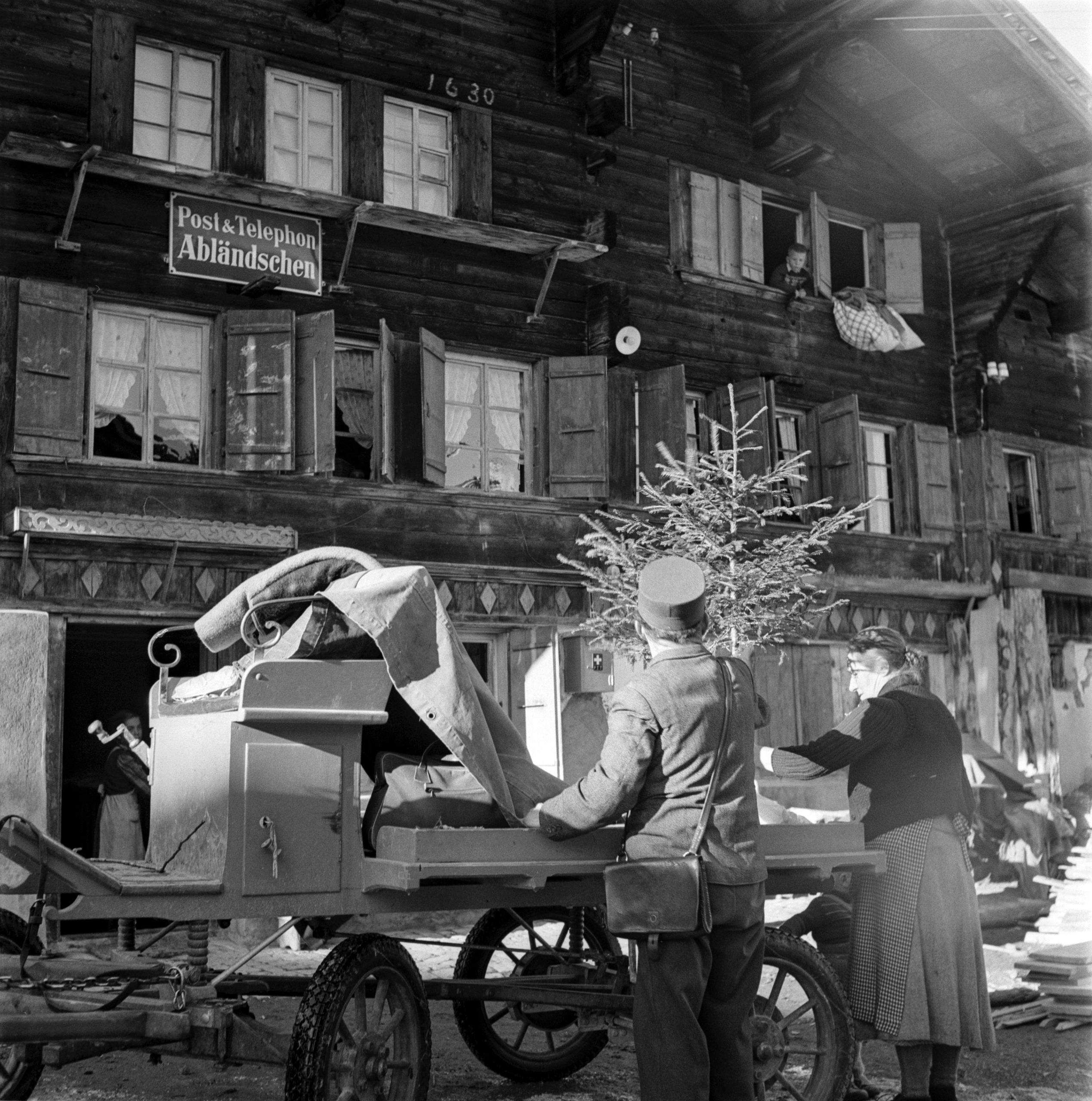 Postbote vor Bauernhaus