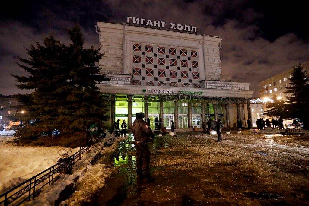Un immagine dell esterno del centro commerciale nel quale è esploso l ordigno, in primo piano forze dell ordine.