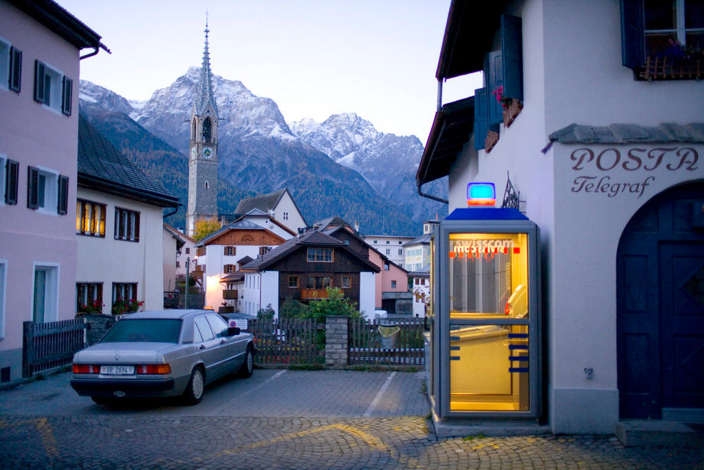 Beleuchtete Telefonkabine mit Bergpanorama