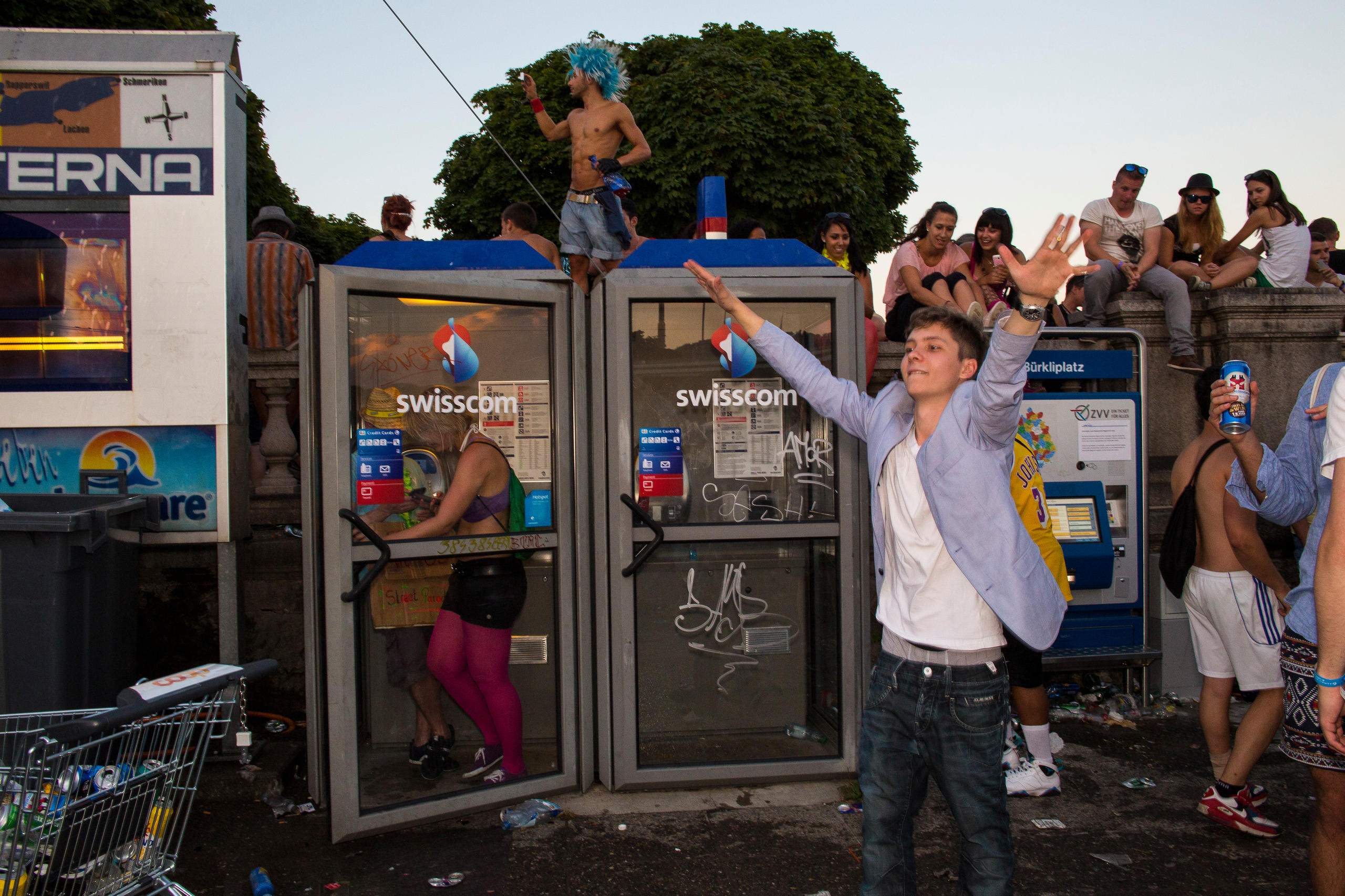 Pessoas brincando com as cabines durante a Streetparade de Zurique