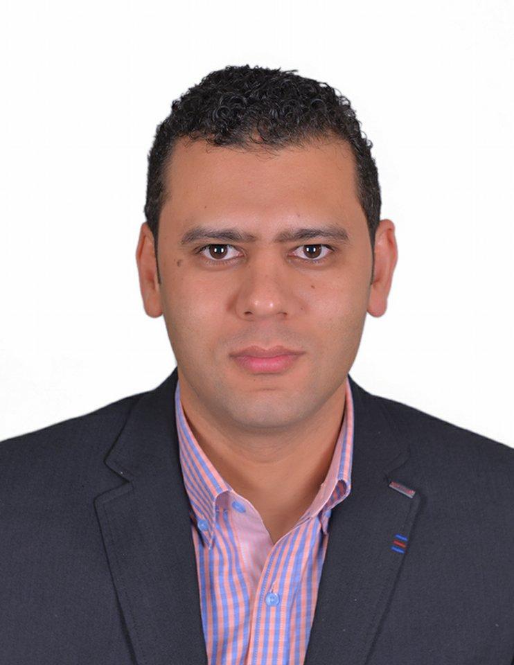 رجل ينظر إلى الكاميرا